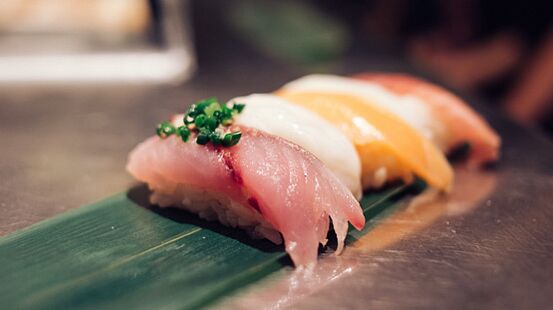 신선한 생선 요리는 일본 식단에서 단백질과 지방산의 창고입니다