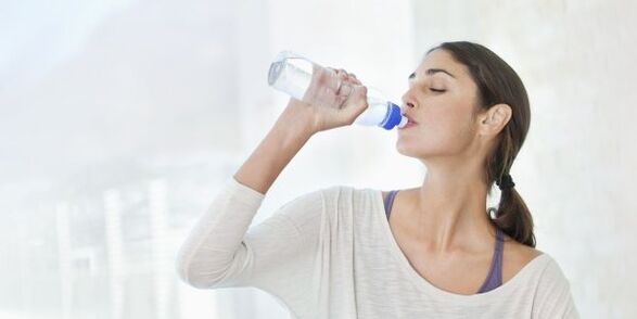 빠르게 체중을 줄이려면 하루에 최소 2리터의 물을 마셔야 합니다. 
