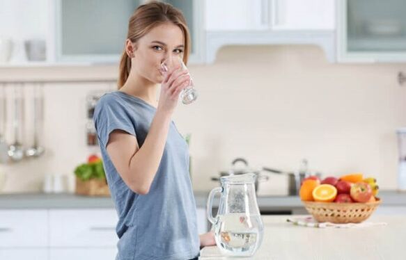 게으른 다이어트로 체중 감량을 위해 식사 전 물 마시기