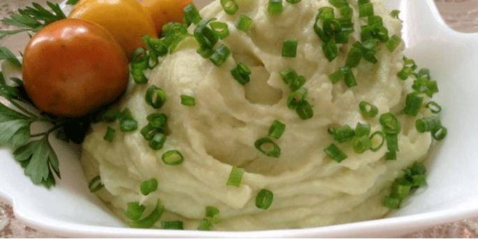 토마토를 곁들인 컬러 양배추로 만든 퓨레